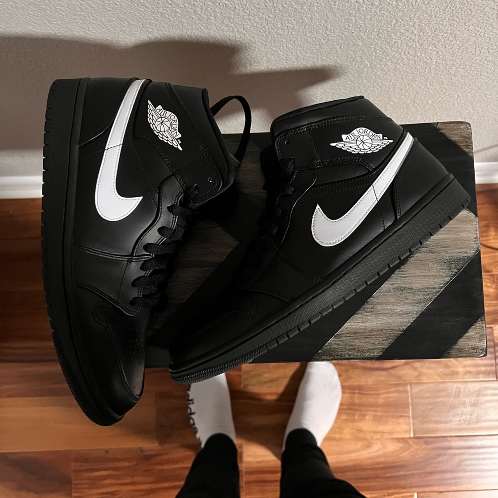 Jordan 1 Mid - Picture 10 of 12